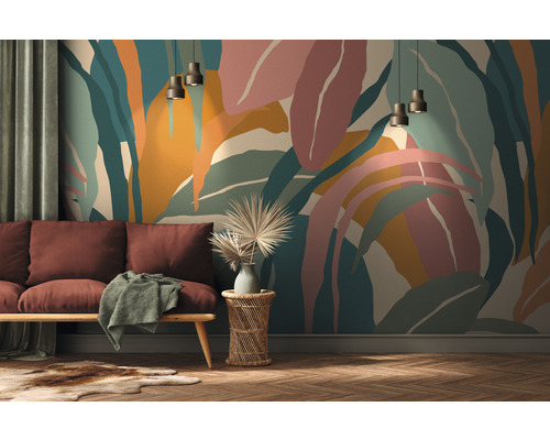 Woonkamer met bank, tafel en wandbekleding met plantmotieven