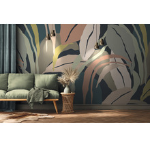 Woonkamer met behang met plantenpatroon, bank, bijzettafel en hanglampen
