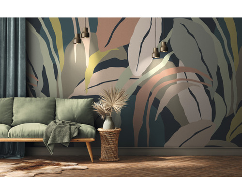 Woonkamer met behang met plantenpatroon, bank, bijzettafel en hanglampen