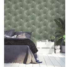 Slaapkamer met bed, plant en behang met palmmotief