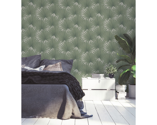 Slaapkamer met bed, plant en behang met palmmotief