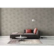 Woonkamer met bank, tafel en behang met waaiermotief