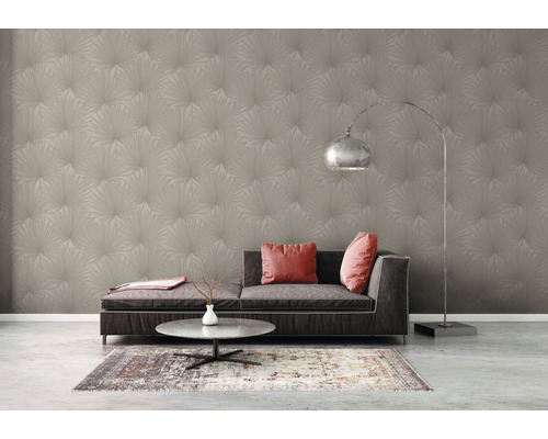 Woonkamer met bank, tafel en behang met waaiermotief