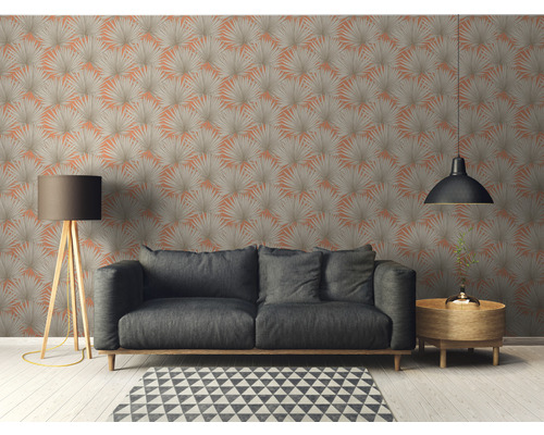 Woonkamer met bank, lamp en patroonbehang