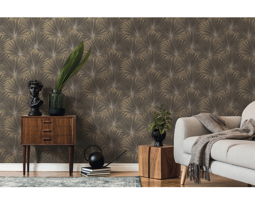 Woonkamer met patroonbehang, dressoir en bank