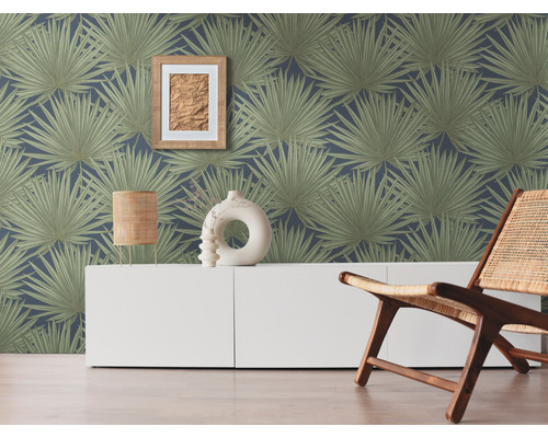 Woonkamer met een wandbehang met palmenpatroon, een wit dressoir en een houten stoel