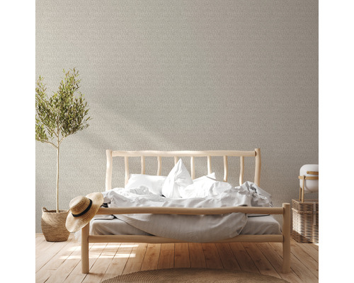 Lichte slaapkamer met houten bed en behang met patroon