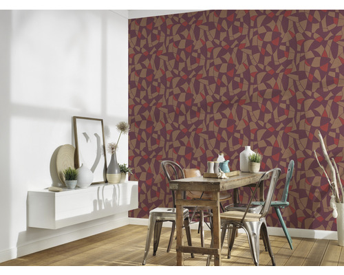 Eetkamer met patroonbehang, houten tafel en decoraties