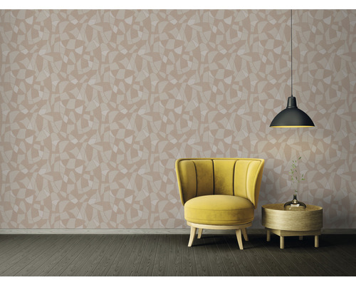 Voorbeeldkamer met behang met patroon, fauteuil en lamp