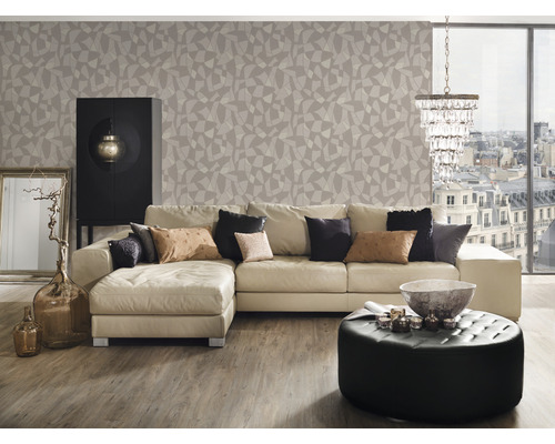 Woonkamer met bank, kruk, kast en geometrisch behang