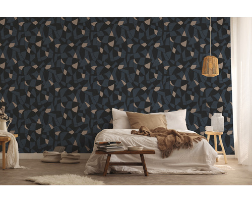 Slaapkamer met patroonbehang, bed en decoratie