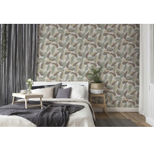Slaapkamer met behang met bladerpatroon, bed en gordijnen
