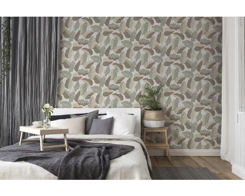 Slaapkamer met behang met bladerpatroon, bed en gordijnen