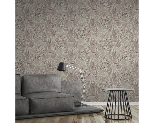 Woonkamer met bloemenbehang, bank, staande lamp en bijzettafel