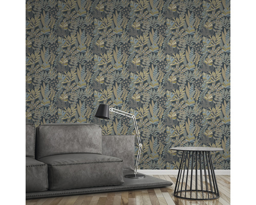 Woonkamer met behang met bloemmotief, bank, staande lamp en bijzettafel