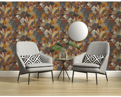 Twee fauteuils voor een muur met jungle behang, een ronde spiegel en een kleine bijzettafel met plant