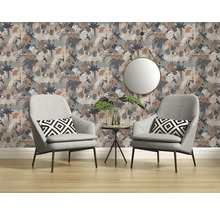 Kamerweergave met behang met jungle thema, twee grijze fauteuils, ronde spiegel en bijzettafel