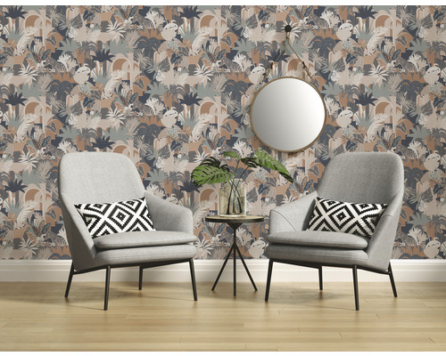 Kamerweergave met behang met jungle thema, twee grijze fauteuils, ronde spiegel en bijzettafel