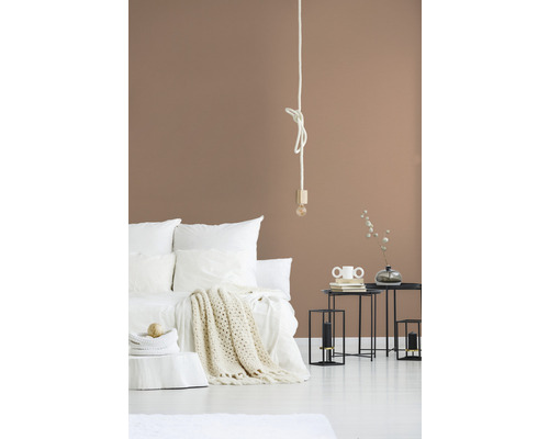 Lichte slaapkamer met bed, nachtkastjes en decoratieve verlichting