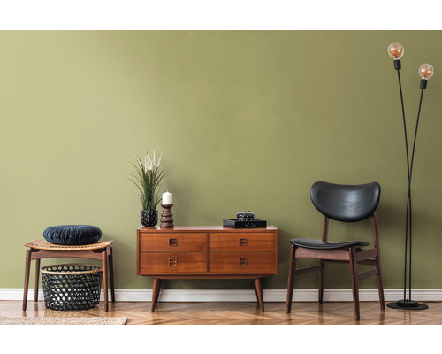 Woonkamer met ladekast, stoel, kruk en staande lamp