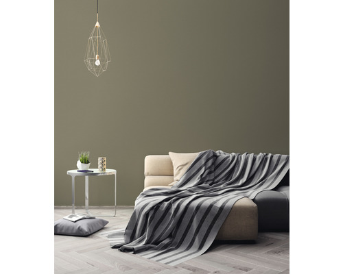 Woonkamer met bank, deken, lamp en bijzettafel