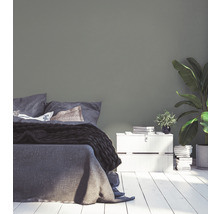 Slaapkamer met bed, nachtkastje en kamerplanten