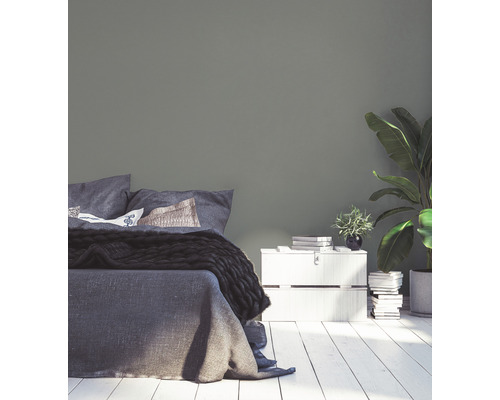 Slaapkamer met bed, nachtkastje en kamerplanten