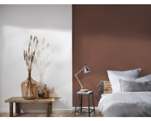 Decoratieve woonruimte met glazen vazen, droogbloemen en een bedlampje in een slaapkamer