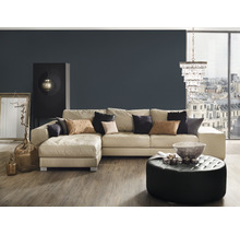 Woonkamer met bank, ottomane, kast en decoratie