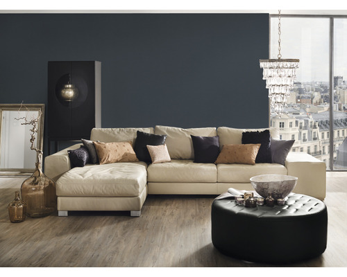 Woonkamer met bank, ottomane, kast en decoratie