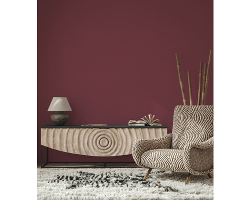 Woonkamer met dressoir, lamp, fauteuil en vloerkleed