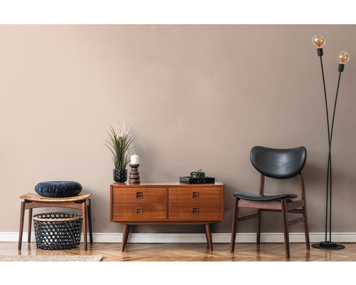 Woonkamer met dressoir, stoel en staande lamp