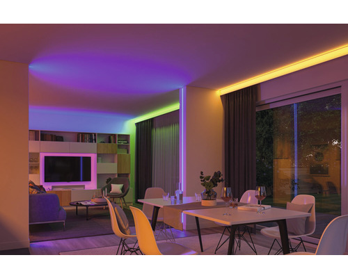 Woonkamer met eettafel en indirecte ledverlichting aan plafond en wand