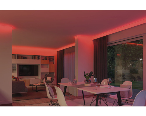 Woonkamer met eettafel en indirecte verlichting door LED-strips