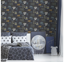 Slaapkamer met patroonbehang, bed, foto''s en bijzettafel