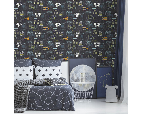 Slaapkamer met patroonbehang, bed, foto''s en bijzettafel