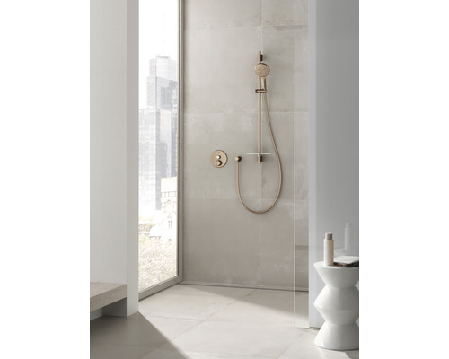 Badkamer met douchearmatuur, handdouche, thermostaat en plank