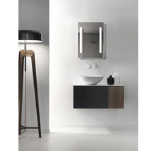 Moderne badkamer met wastafel, spiegel met verlichting en vloerlamp