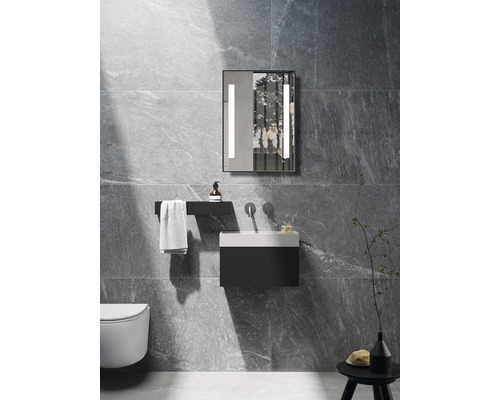 Moderne badkamer met wastafel, spiegelkast met verlichting en toilet