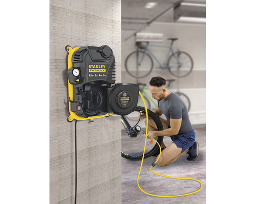 Stanley Fatmax compressor voor wandmontage met man die een fietsband oppompt