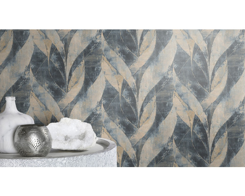 Decoratief behang met plantenmotief in een kamer met decoratieve objecten