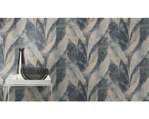 Close-up van een gedessineerd behang met plantmotieven en decoraties op een klein tafeltje