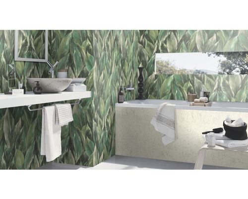 Badkamer met wastafel, bad en wandbehang met plantenmotief