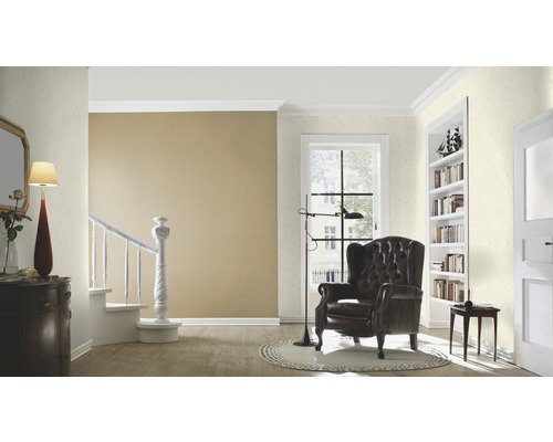 Woonkamer met fauteuil, staande lamp en trap