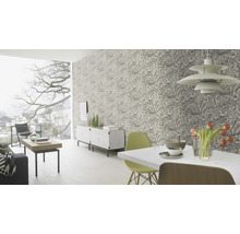 Woonkamer met bloemenbehang, eettafel, stoelen en dressoir