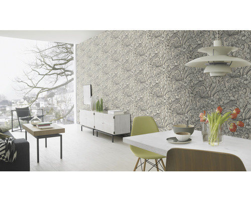 Woonkamer met bloemenbehang, eettafel, stoelen en dressoir