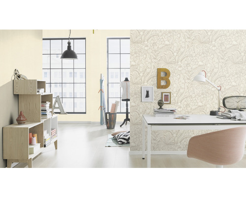 Lichte kamer met bloemenbehang, bureau en rekken