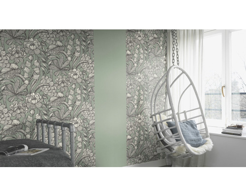 Kamer met bloemenbehang, bed en hangstoel