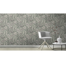 Kamerdecoratie met bloemenbehang, stoel en bijzettafel