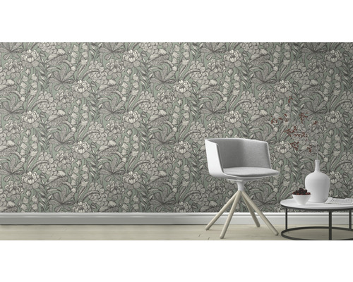 Kamerdecoratie met bloemenbehang, stoel en bijzettafel